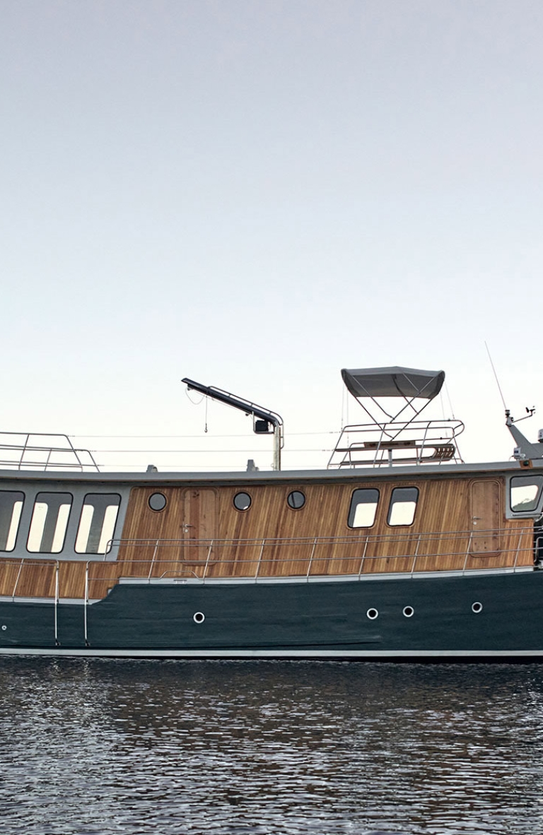 Guillermo Acuña rediseña una nueva versión del barco de madera