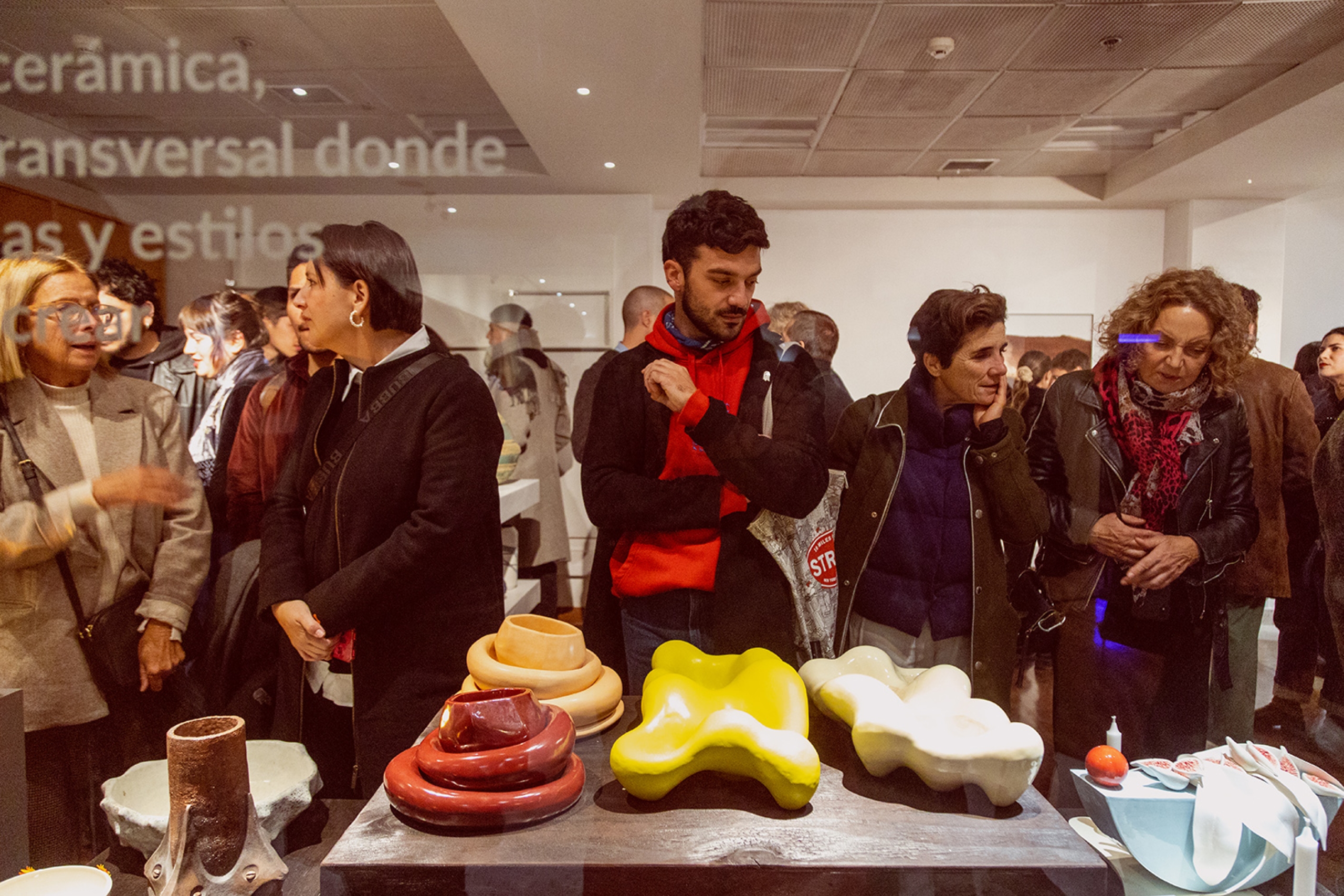 Nueva exposición de Galería Biophilia reúne a la cerámica chilena contemporánea