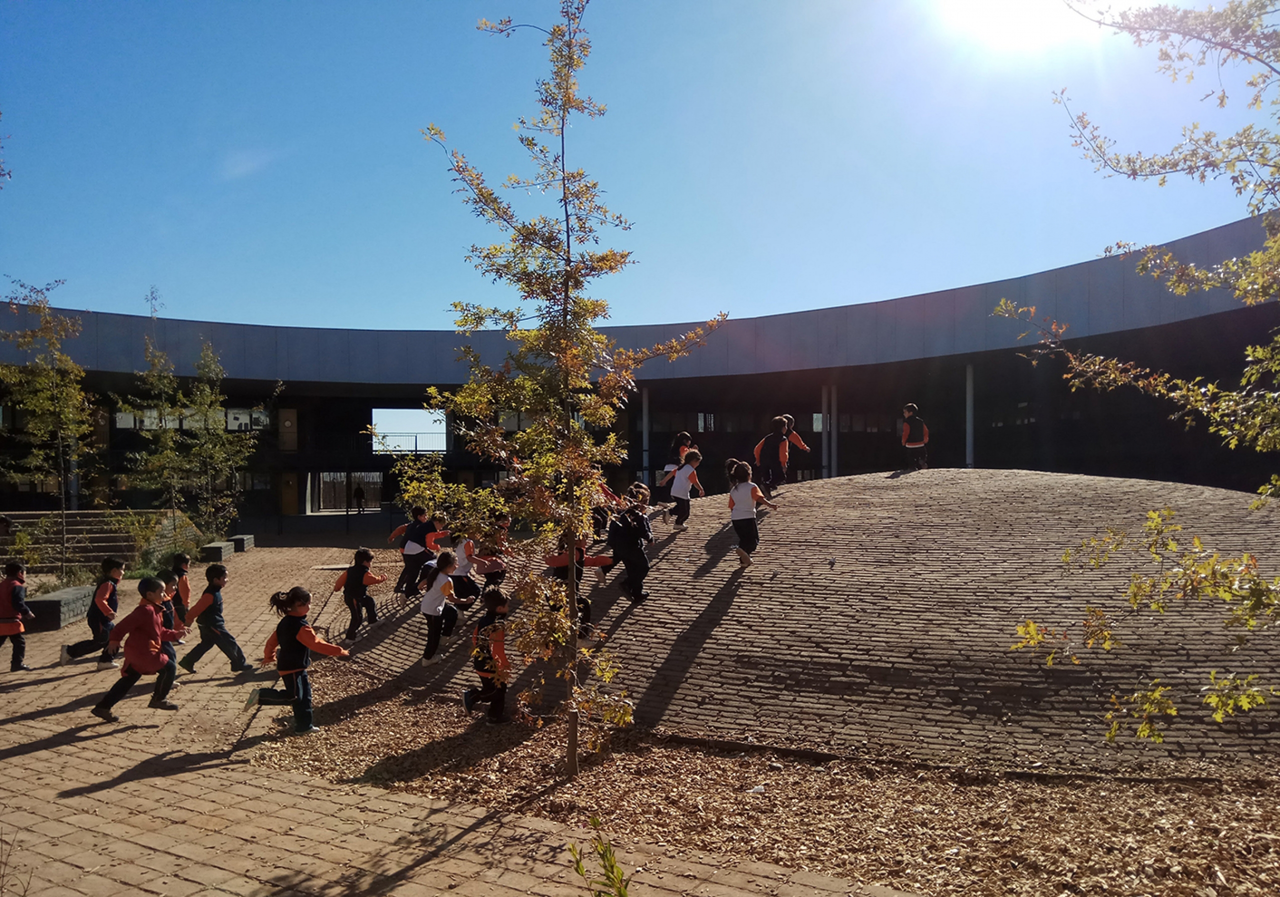 Patio Vivo resignifica los patios escolares a través de la arquitectura y el juego