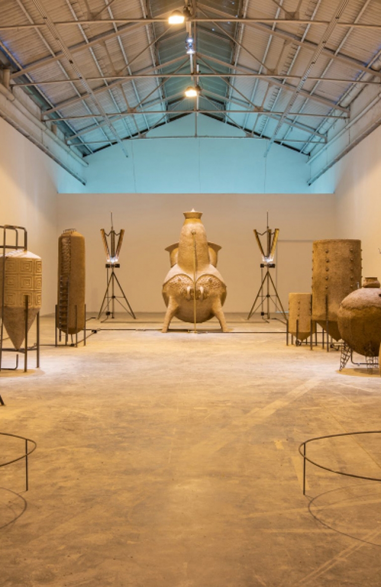 Gabriel Chaile conecta pasado y presente a través de sus esculturas de adobe