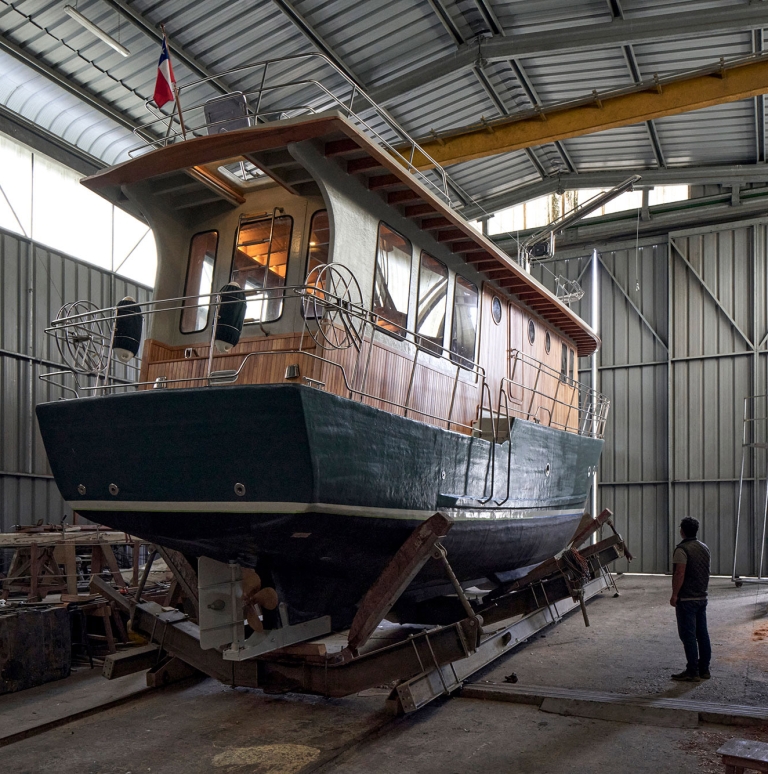 Guillermo Acuña rediseña una nueva versión del barco de madera