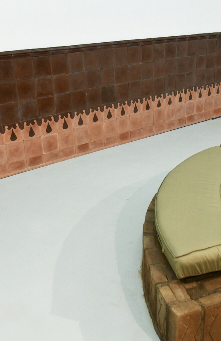 La Galería Gabriela Mistral se transforma en un Baño Público con su nueva exposición