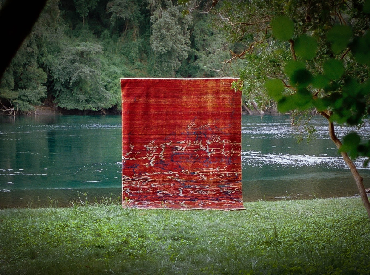 «Senderos Líquidos»: El lenguaje del agua de Patricia Claro cruza al textil junto a Unkown Carpets