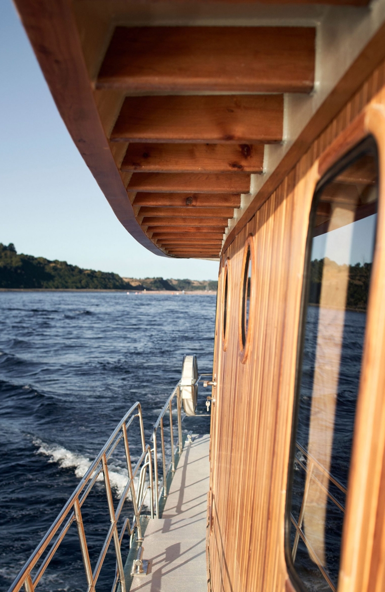 Guillermo Acuña rediseña una nueva versión del barco de madera