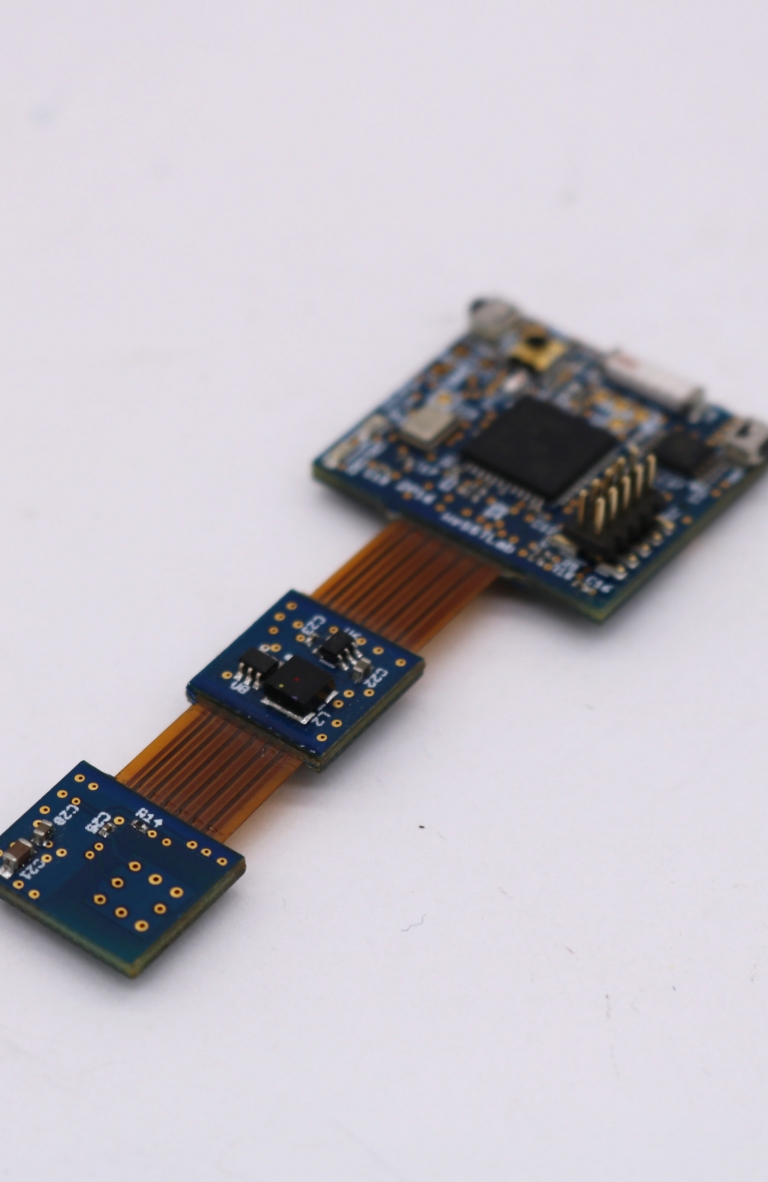 Tecnología de punta chilena: Pulsera Biomonitor V3.0 analiza emociones y niveles de estrés a través de inteligencia artificial