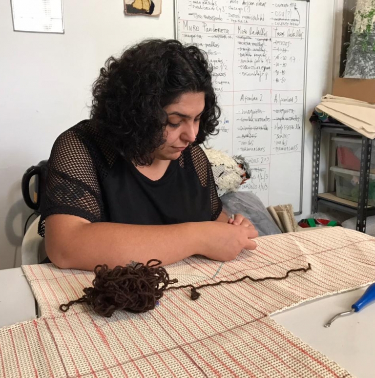 La periferia se borda y se teje en el arte textil de Claudia Gutiérrez