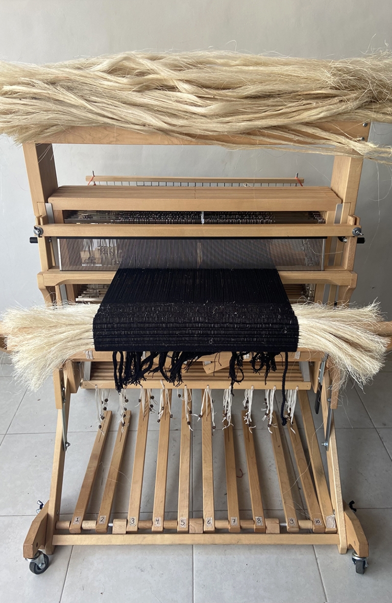 Los textiles naturalistas de Isabel Infante: creaciones que hablan de biodiversidad, cultura y territorio