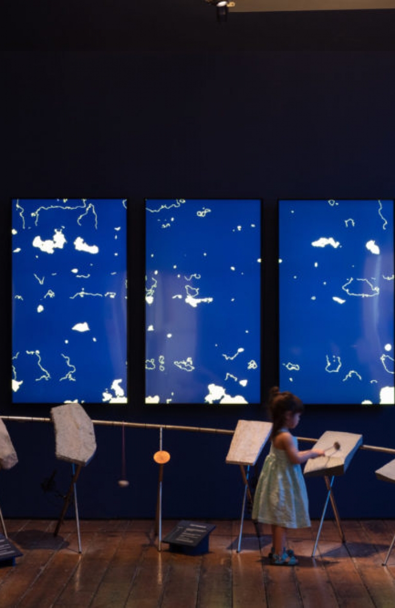 El proceso detrás de “Resonancias Tectónicas”, el pabellón chileno que ganó oro en la Bienal de Diseño de Londres