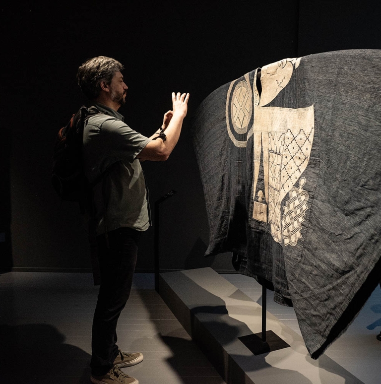 «Abolir el desierto» en la Bienal de Arte Textil:  Un encuentro con la historia de África