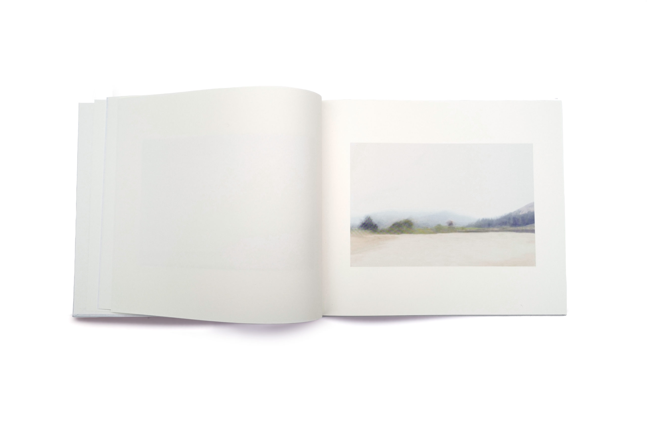 Consuelo Serrano lanza su primer libro de fotografía con misteriosos paisajes