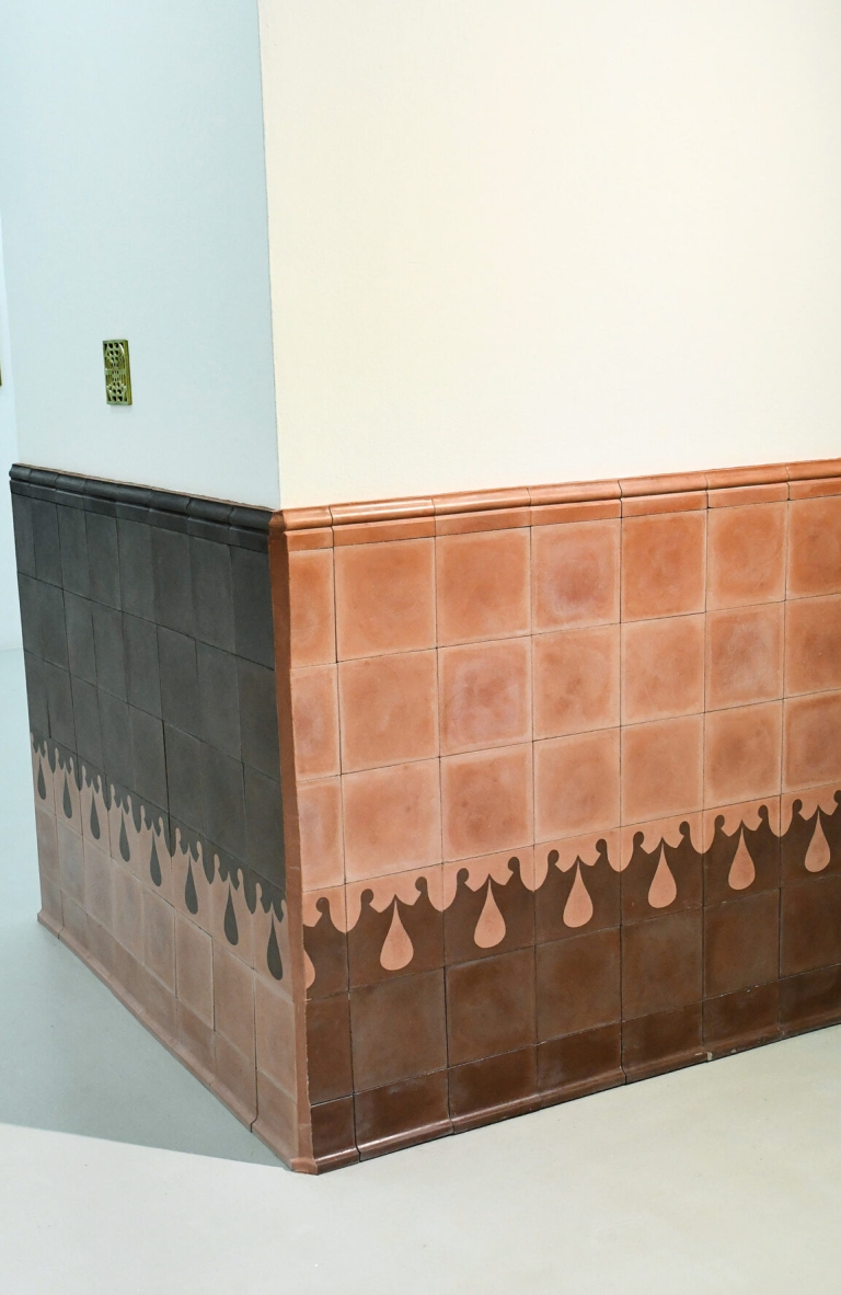 La Galería Gabriela Mistral se transforma en un Baño Público con su nueva exposición