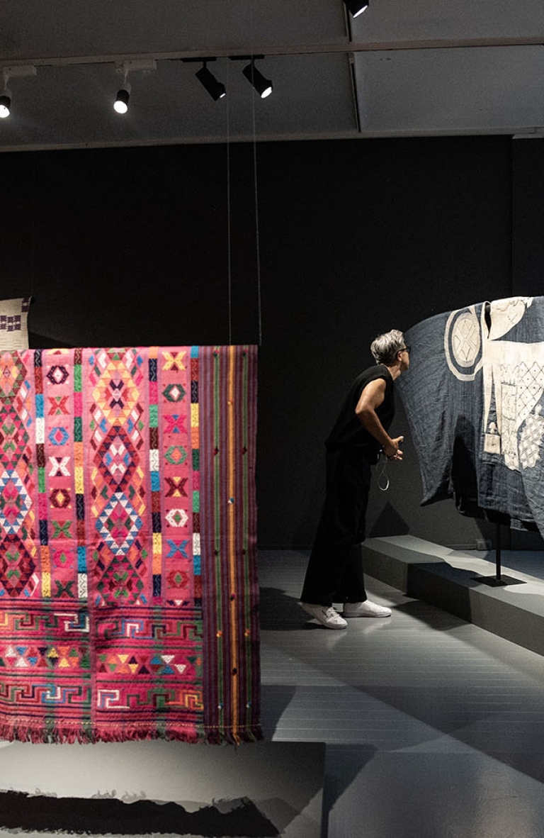 «Abolir el desierto» en la Bienal de Arte Textil:  Un encuentro con la historia de África