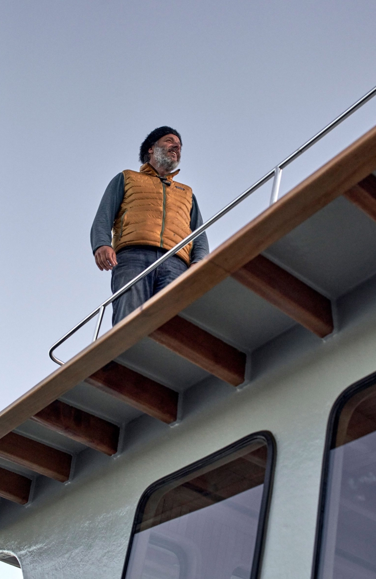 Guillermo Acuña rediseña una nueva versión del barco de madera