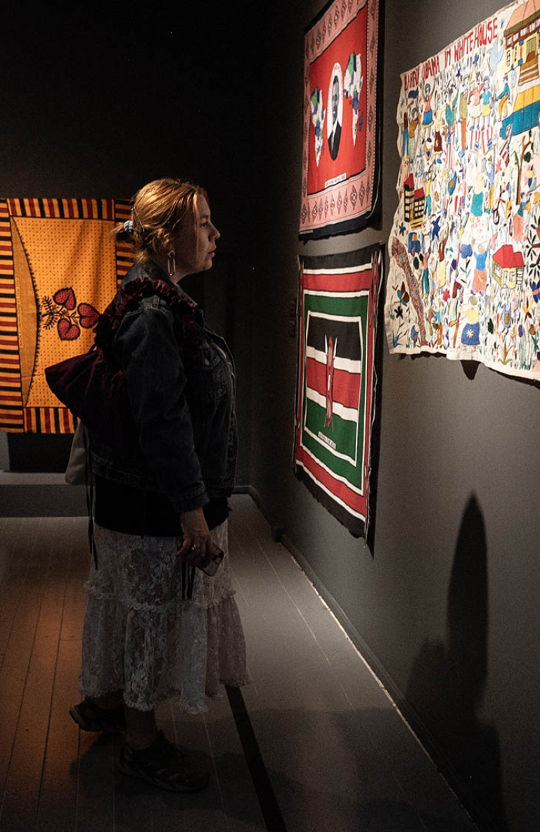 «Abolir el desierto» en la Bienal de Arte Textil:  Un encuentro con la historia de África