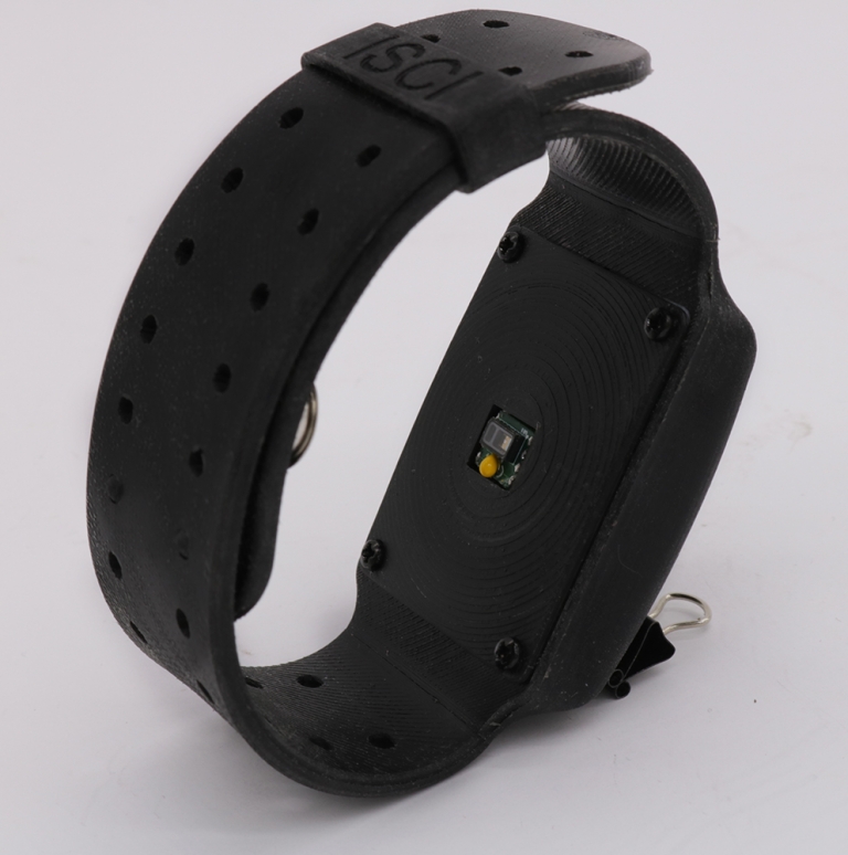 Tecnología de punta chilena: Pulsera Biomonitor V3.0 analiza emociones y niveles de estrés a través de inteligencia artificial