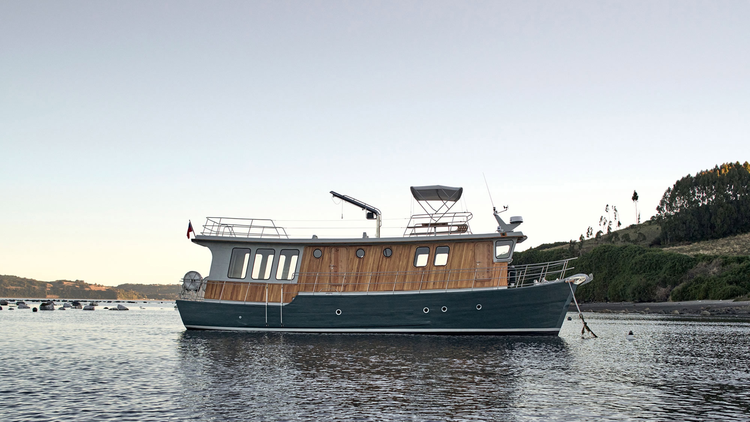 Guillermo Acuña rediseña una nueva versión del barco de madera
