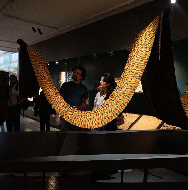 «Abolir el desierto» en la Bienal de Arte Textil:  Un encuentro con la historia de África