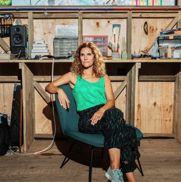 «Living the Horizon»:  Ximena Muñoz reinterpreta la silla Beetle en la Semana del Diseño en Milán