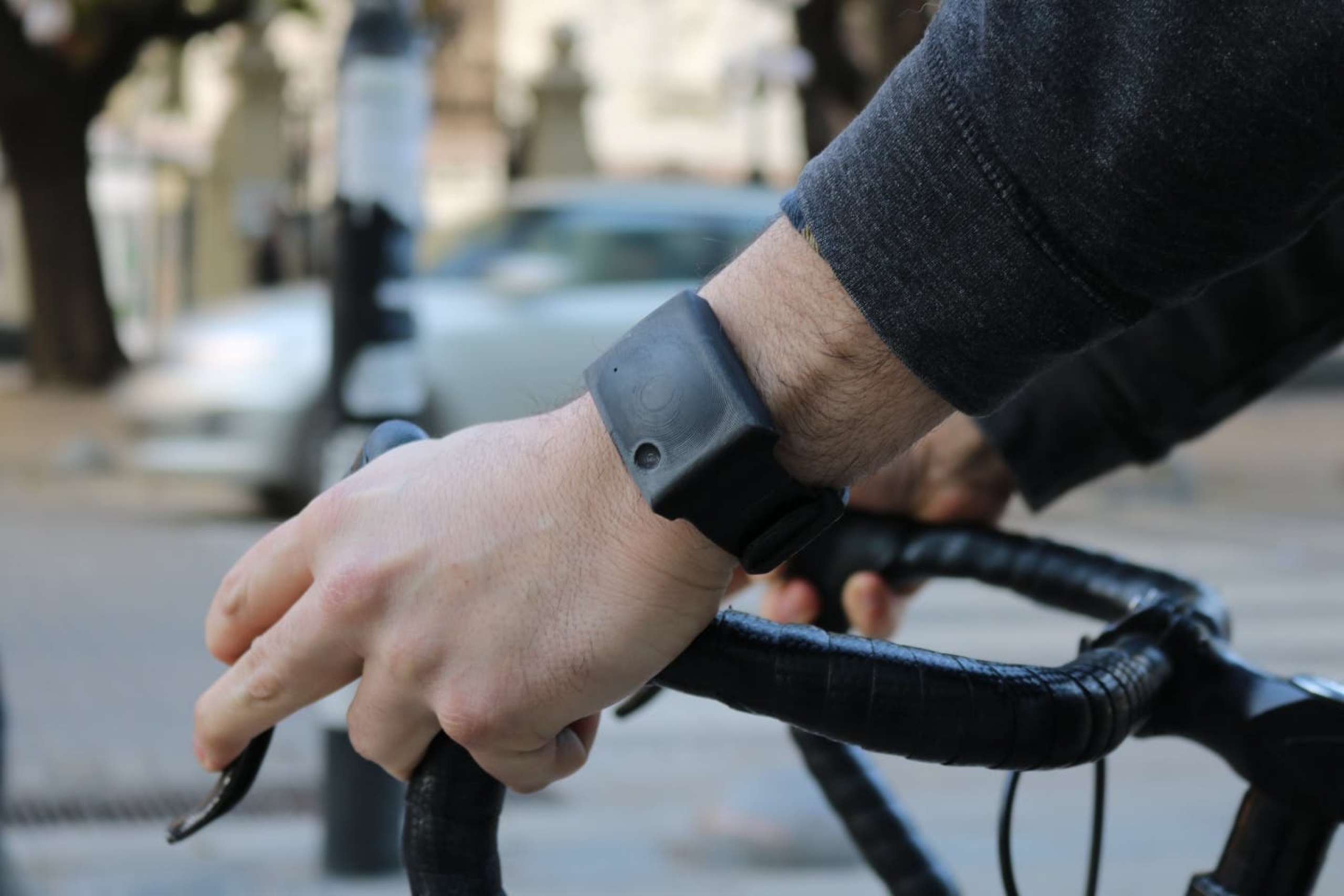 Tecnología de punta chilena: Pulsera Biomonitor V3.0 analiza emociones y niveles de estrés a través de inteligencia artificial