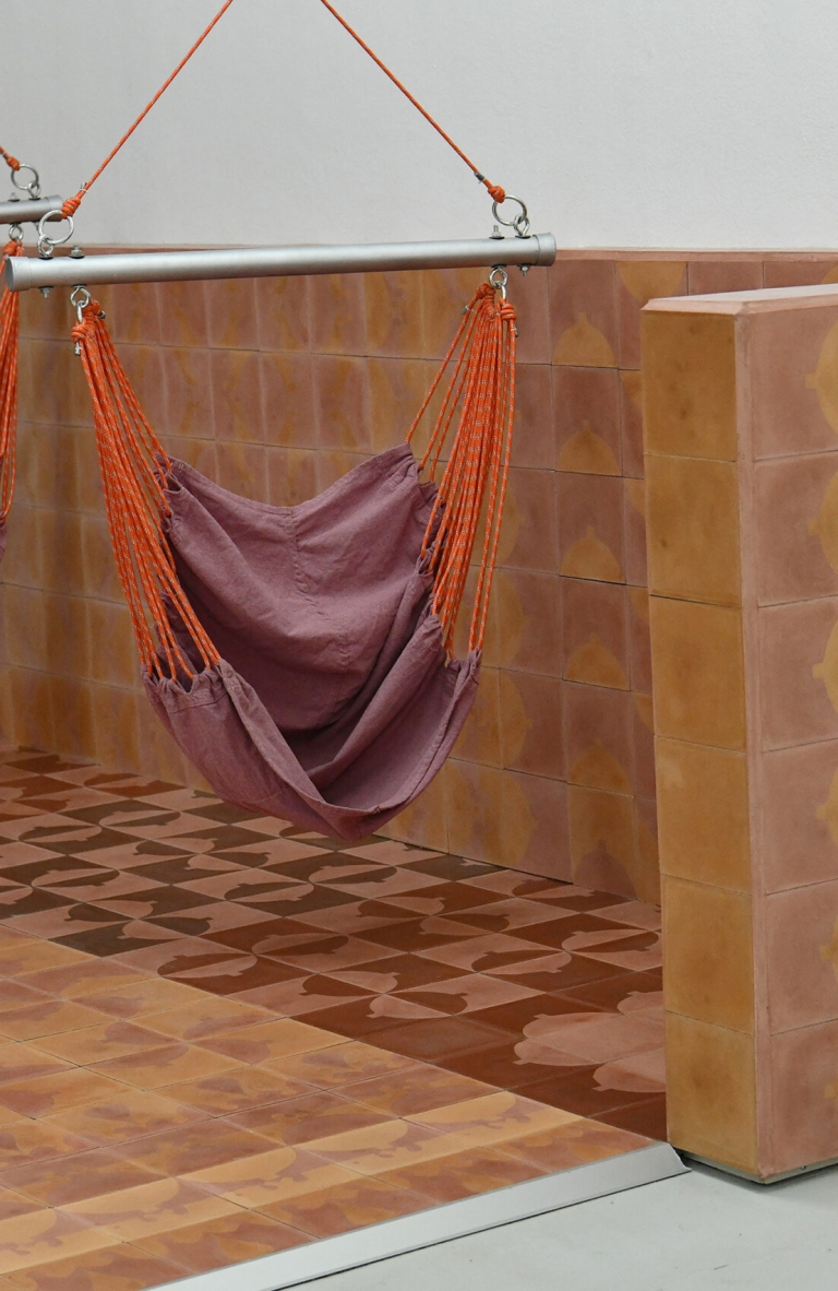 La Galería Gabriela Mistral se transforma en un Baño Público con su nueva exposición
