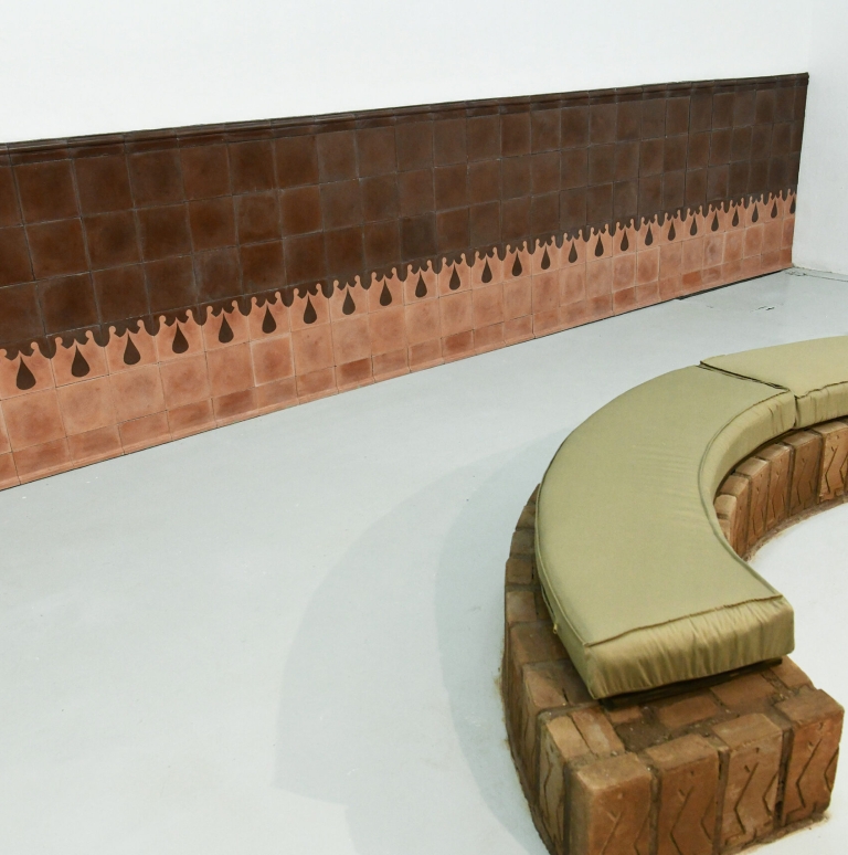 La Galería Gabriela Mistral se transforma en un Baño Público con su nueva exposición