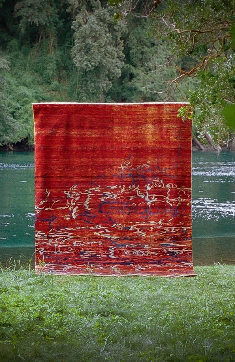 «Senderos Líquidos»: El lenguaje del agua de Patricia Claro cruza al textil junto a Unkown Carpets
