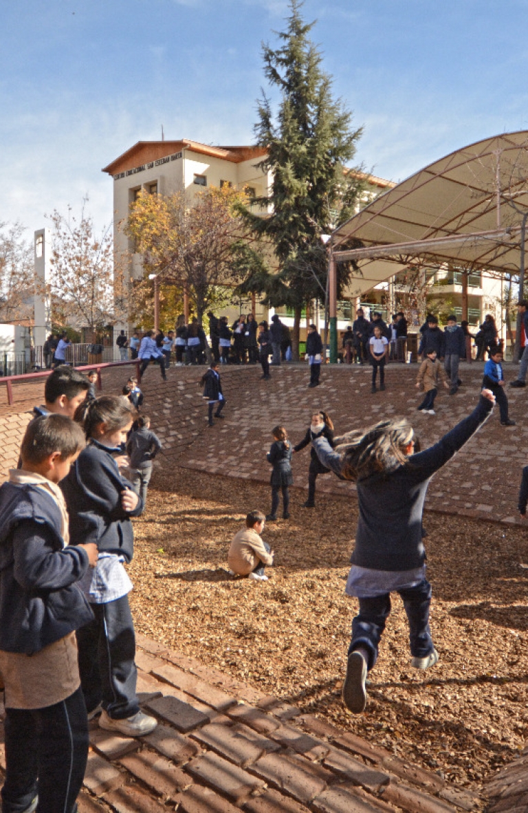 Patio Vivo resignifica los patios escolares a través de la arquitectura y el juego
