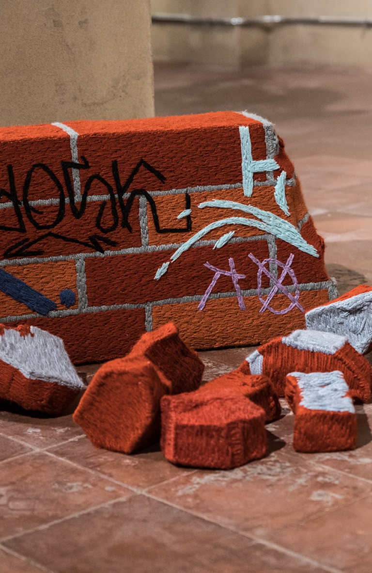 La periferia se borda y se teje en el arte textil de Claudia Gutiérrez