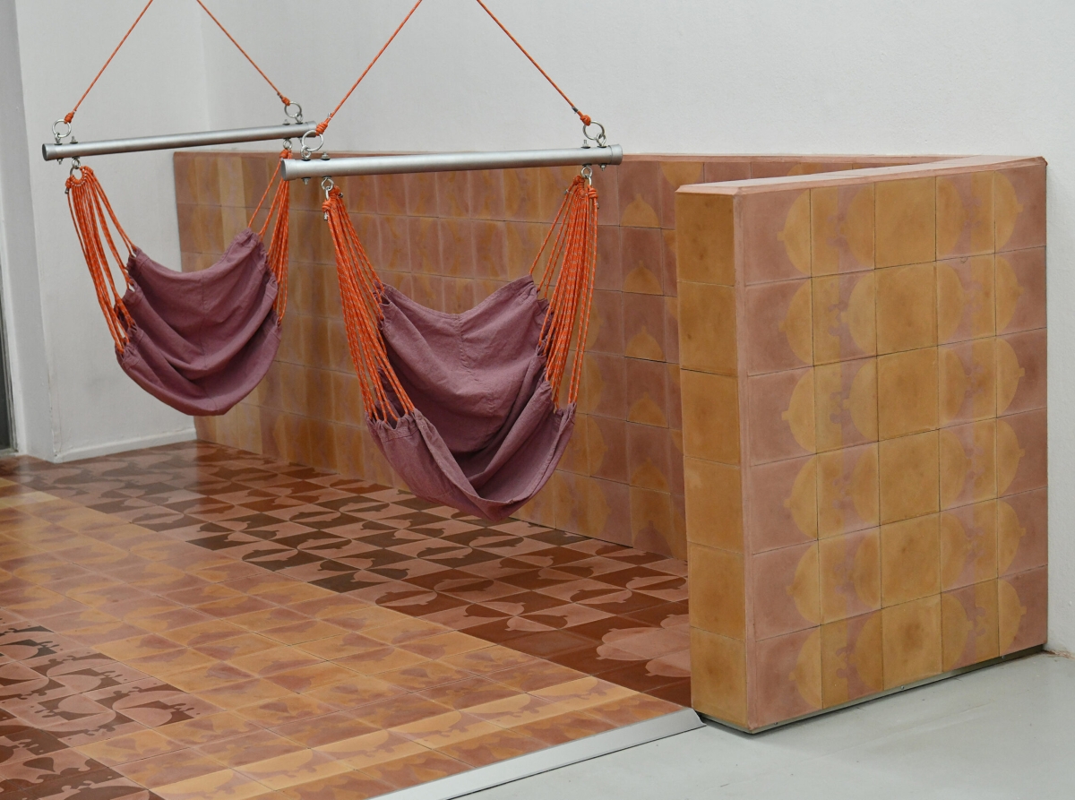 La Galería Gabriela Mistral se transforma en un Baño Público con su nueva exposición