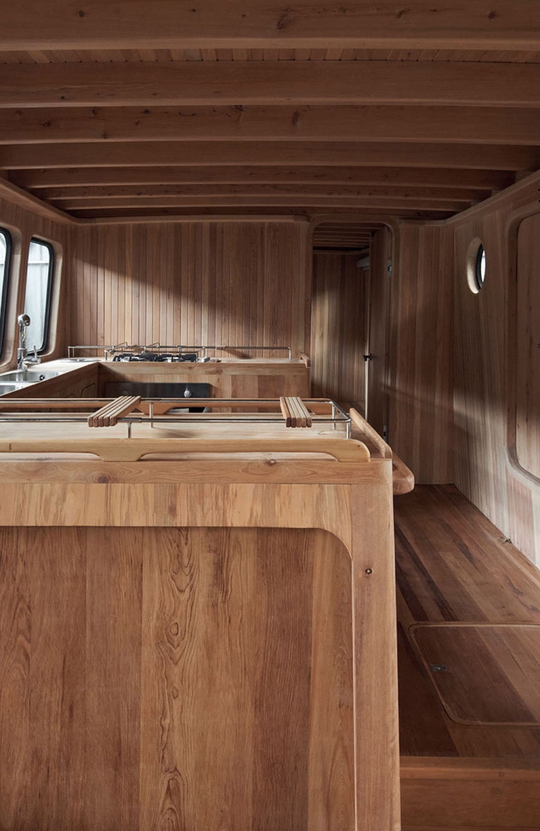 Guillermo Acuña rediseña una nueva versión del barco de madera
