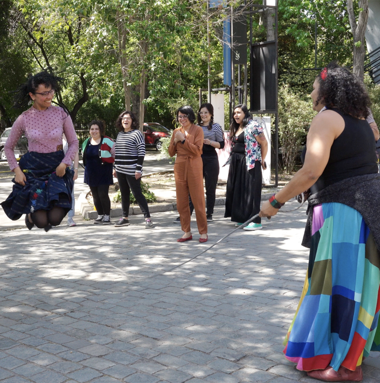 Bailar, bordar o caminar, el cuerpo se integra en nuevas metodologías para la investigación